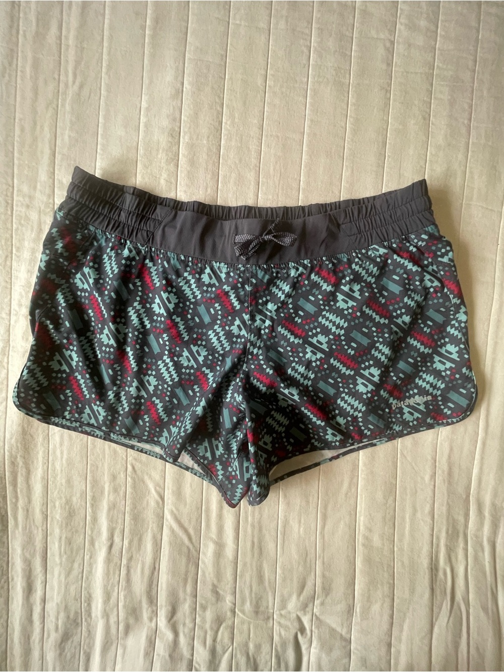 Patagonia Nine Trails 4” inseam Aztec print Athletic Shorts Large